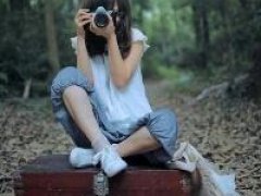 拿着相机拍照的qq头像女生:拿相机的阳光女生头